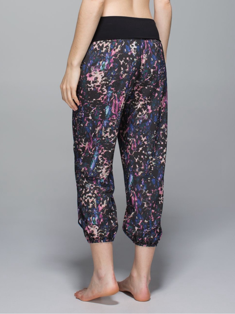 Lululemon Om Pant - capris floral sport / black - yoga exercise pant (medium 6/8